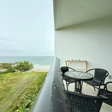 Escape Condominiums Beachfront Suites - Mae Phim Rayong Exterior photo